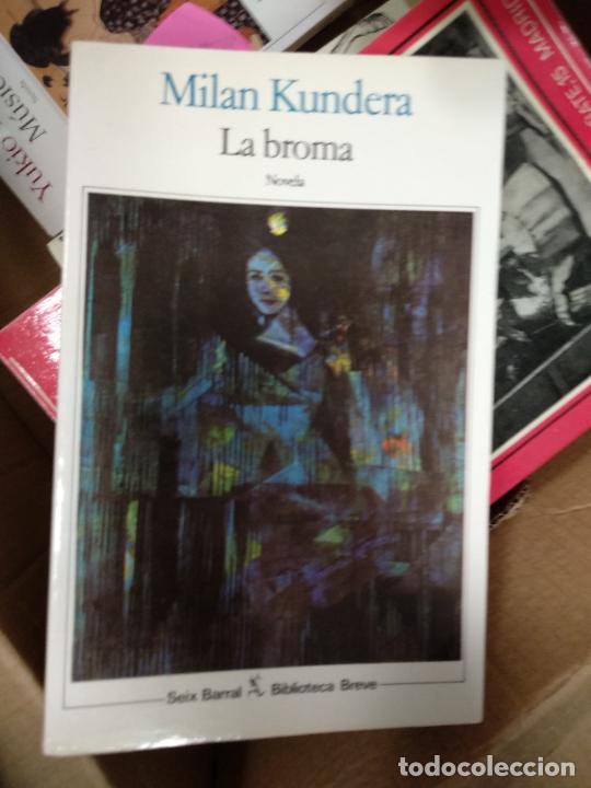 Libros de segunda mano: KUNDERA, Milan. La broma (Biblioteca Breve) - Foto 1