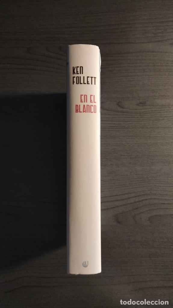 Libros de segunda mano: EN EL BLANCO . KEN FOLLETT . - Foto 2