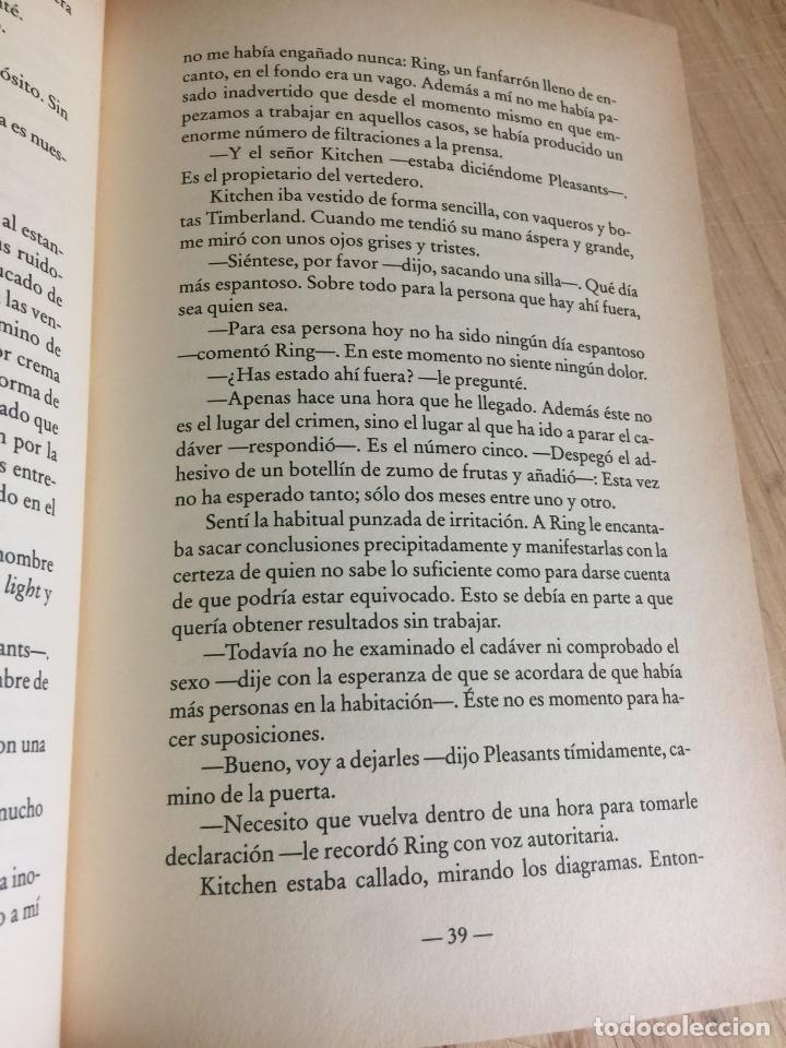 Libros de segunda mano: Un ambiente extra&ntilde;o - Patricia D. Cornwell - Foto 2