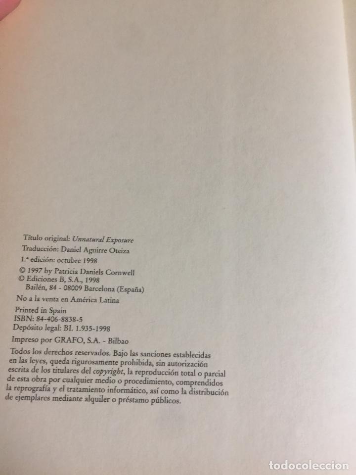 Libros de segunda mano: Un ambiente extra&ntilde;o - Patricia D. Cornwell - Foto 3