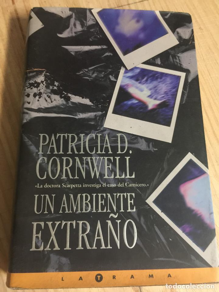 Libros de segunda mano: Un ambiente extra&ntilde;o - Patricia D. Cornwell - Foto 1