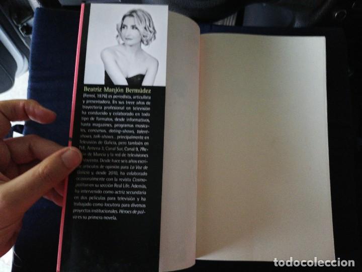 Libros de segunda mano: H&eacute;roes de polvo. Beatriz Manj&oacute;n. 2012 - Foto 2