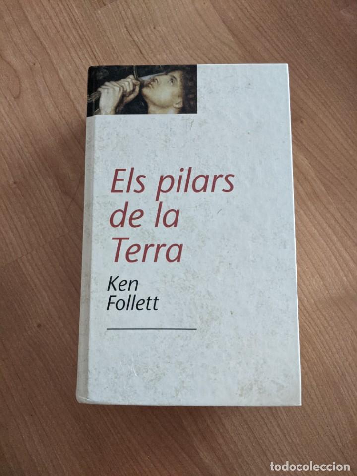 Libros de segunda mano: ELS PILARS DE LA TERRA, KEN FOLLETT - Foto 1