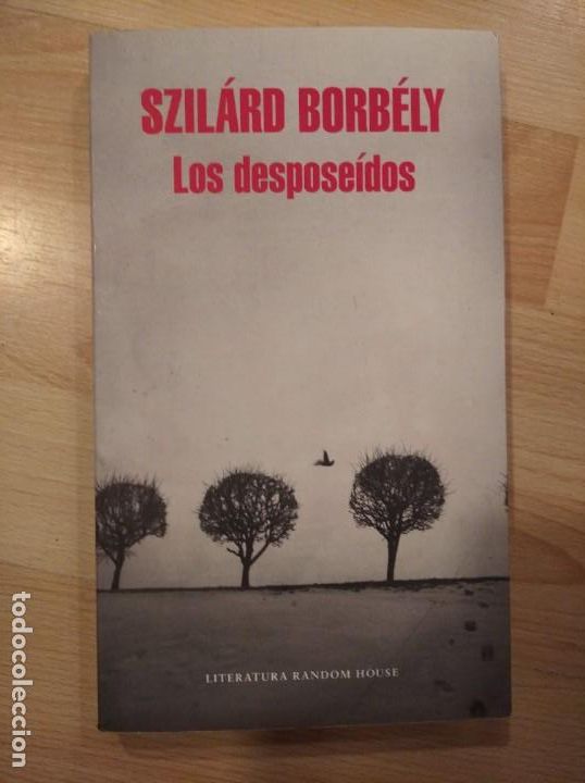 Libros de segunda mano: Los despose&iacute;dos. Szil&aacute;rd Borb&eacute;ly - Foto 1