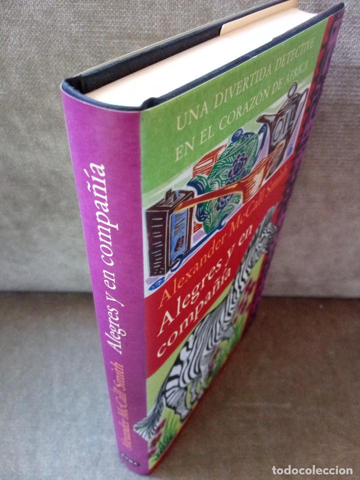 Libros de segunda mano: ALEXANDER MCCALL SMITH - ALEGRES Y EN COMPA&Ntilde;&Iacute;A - SUMA DE LETRAS, 2008 - BUEN EJEMPLAR - Foto 2