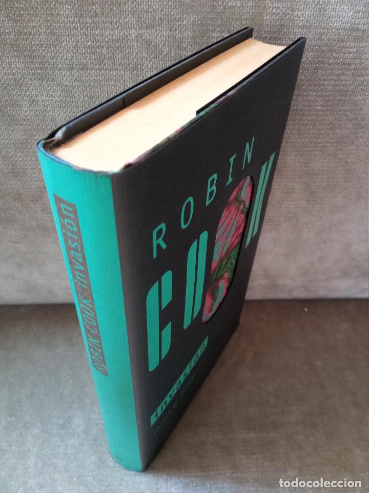 Libros de segunda mano: ROBIN COOK - INVASI&Oacute;N - C&Iacute;RCULO DE LECTORES, 2003 - Foto 2