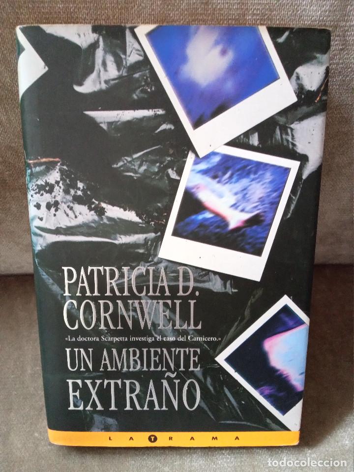 Libros de segunda mano: PATRICIA D. CORNWELL - UN AMBIENTE EXTRA&Ntilde;O - EDICIONES B, 1998 - Foto 1