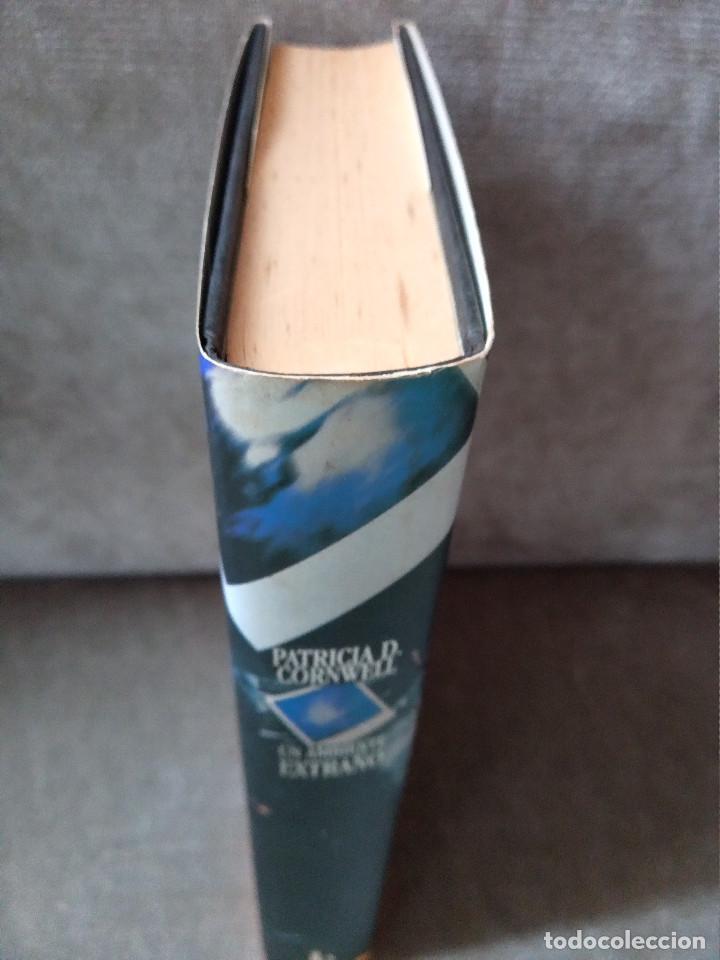 Libros de segunda mano: PATRICIA D. CORNWELL - UN AMBIENTE EXTRA&Ntilde;O - EDICIONES B, 1998 - Foto 2