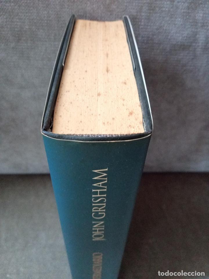 Libros de segunda mano: JOHN GRISHAM - EL INTERMEDIARIO - EDICIONES B, 2005 - Foto 2