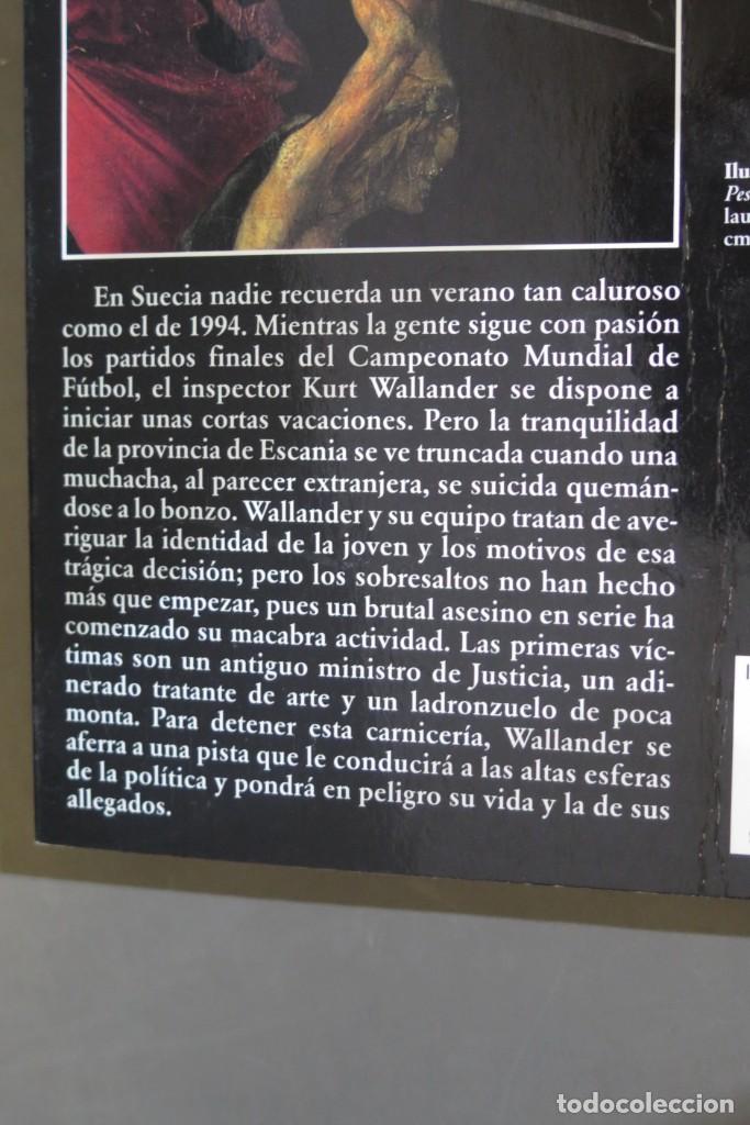 Libros de segunda mano: 2010.- LA FALSA PISTA. MANKELL - Foto 2