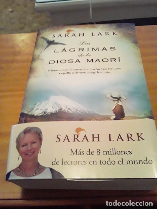 Second hand books: LAS LAGRIMAS DE LA DIOSA MAORI.SARAH LARK.1era EDICION 2015.EICIONES B.802 PAGINAS.