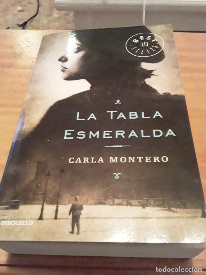 Libros de segunda mano: LA TABLA ESMERALDA.CARLA MONTERO.DEBOLSILLO.1era EDICION 2013.746 PAG.