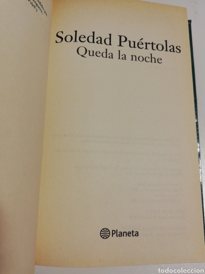 Libros de segunda mano: QUEDA LA NOCHE (SOLEDAD PU&Eacute;RTOLAS) - Foto 2