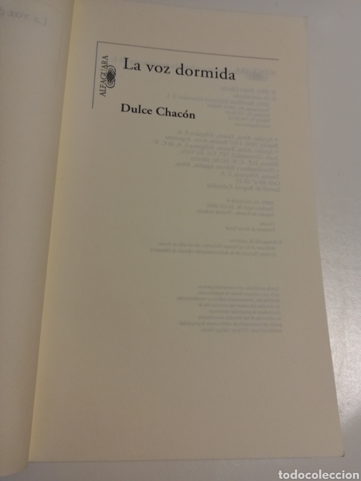 Libros de segunda mano: LA VOZ DORMIDA (DULCE CHAC&Oacute;N) - Foto 2