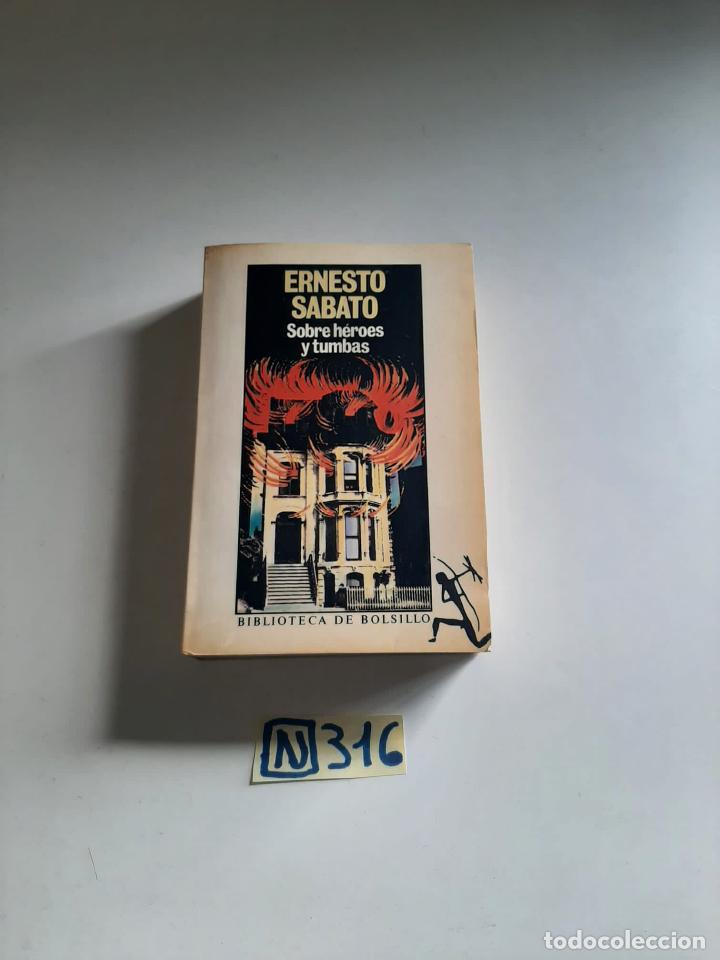 Libros de segunda mano: Sobre h&eacute;roes y tumbas - Foto 1
