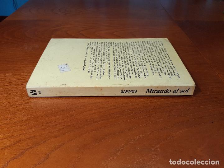Libros de segunda mano: MIRANDO AL SOL - JULIAN BARNES - Foto 2