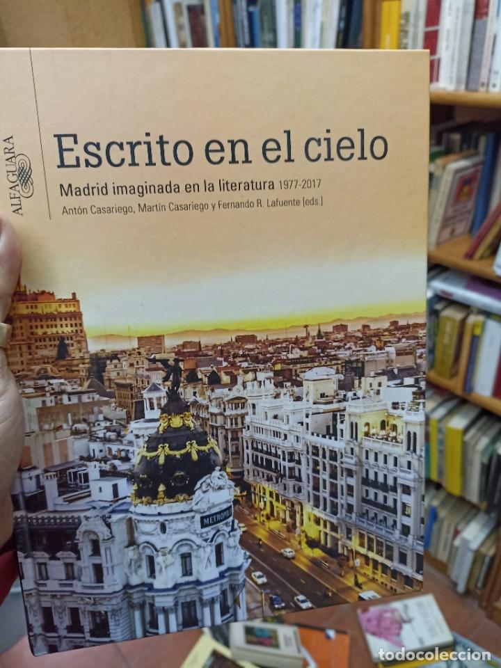 Livres d'occasion: Escrito en el cielo. Madrid imaginada en la literatura. 1977-2017.