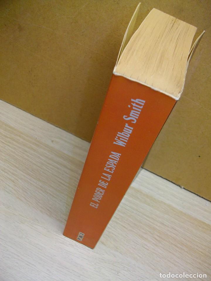 Libros de segunda mano: El Poder De La Espada de Wilbur SMITH - Foto 2