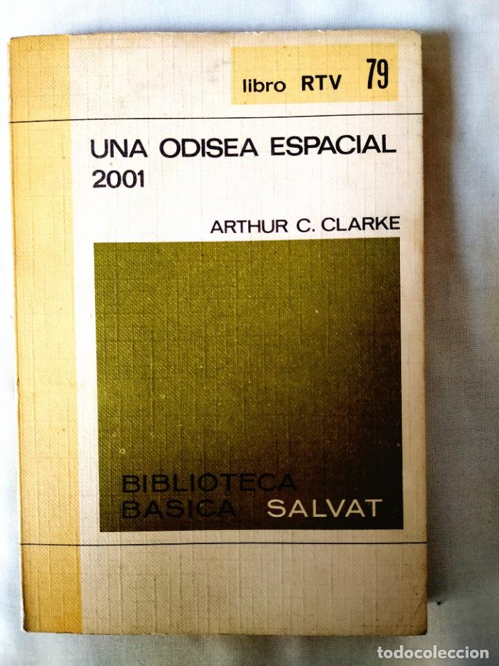 Libros de segunda mano: ARTHUR C. CLARKE: UNA ODISEA ESPACIAL 2001 - Foto 1