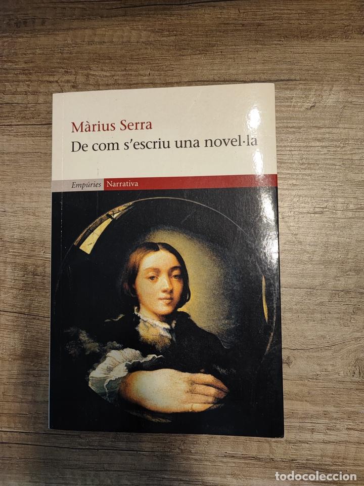 Libros de segunda mano: De com sescriu una novel&middot;la, de M&agrave;rius Serra. - Foto 1
