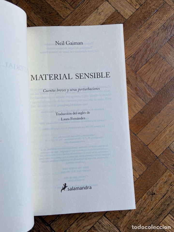 Libros de segunda mano: Material sensible - Neil Gaiman - Salamandra - Foto 2