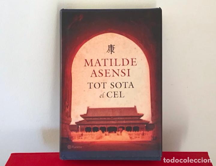 Libros de segunda mano: TOT SOTA EL CEL, MATILDE ASENSI - Foto 1
