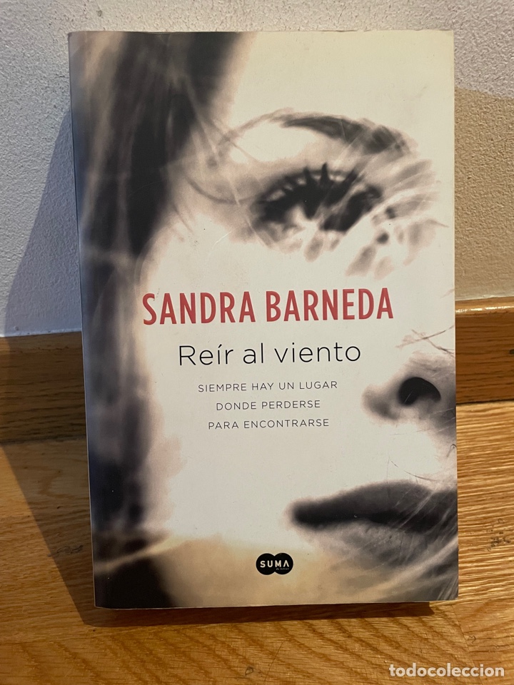 Libros de segunda mano: Sandra Barneda Re&iacute;r al viento - Foto 1