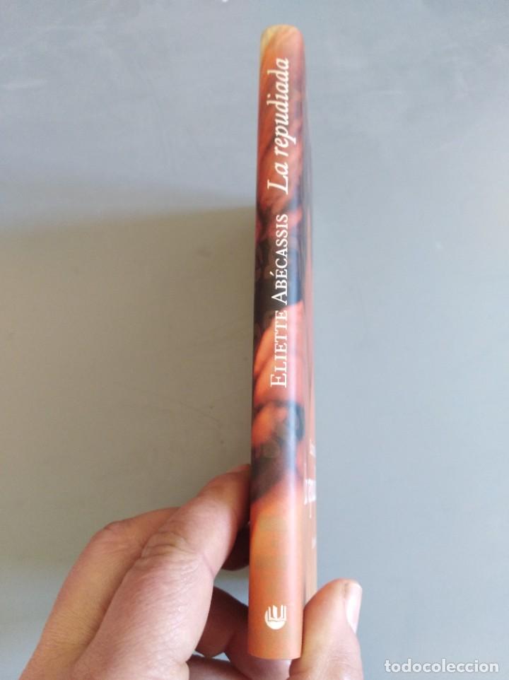 Libros de segunda mano: Novela - La repudiada (993) - Foto 2