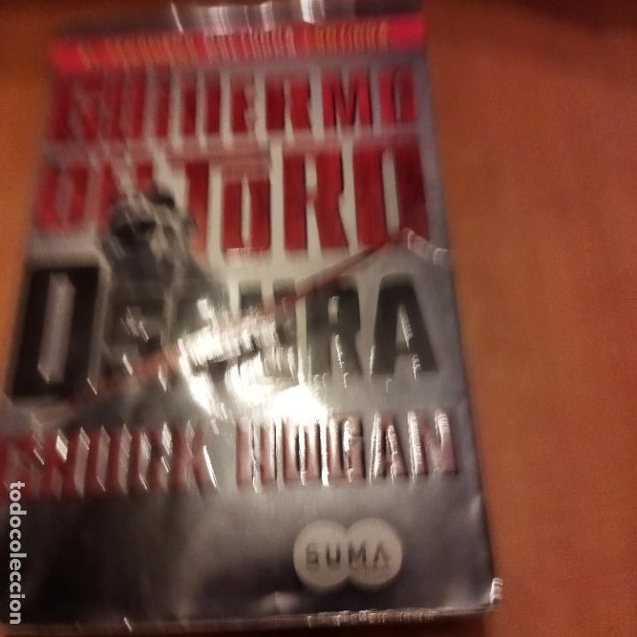 Libros de segunda mano: Oscura Chuck Hogan - Foto 1
