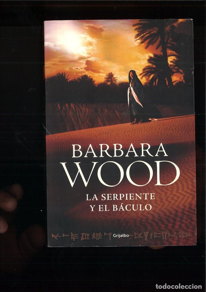 Libros de segunda mano: LA SERPIENTE Y EL B&Aacute;CULO. Barbara Wood - Foto 1