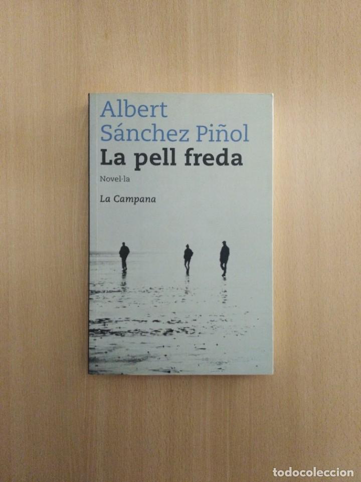Libros de segunda mano: LA PELL FREDA. Albert S&aacute;nchez Pi&ntilde;ol. Edici&oacute;n en Catal&aacute;n. - Foto 1