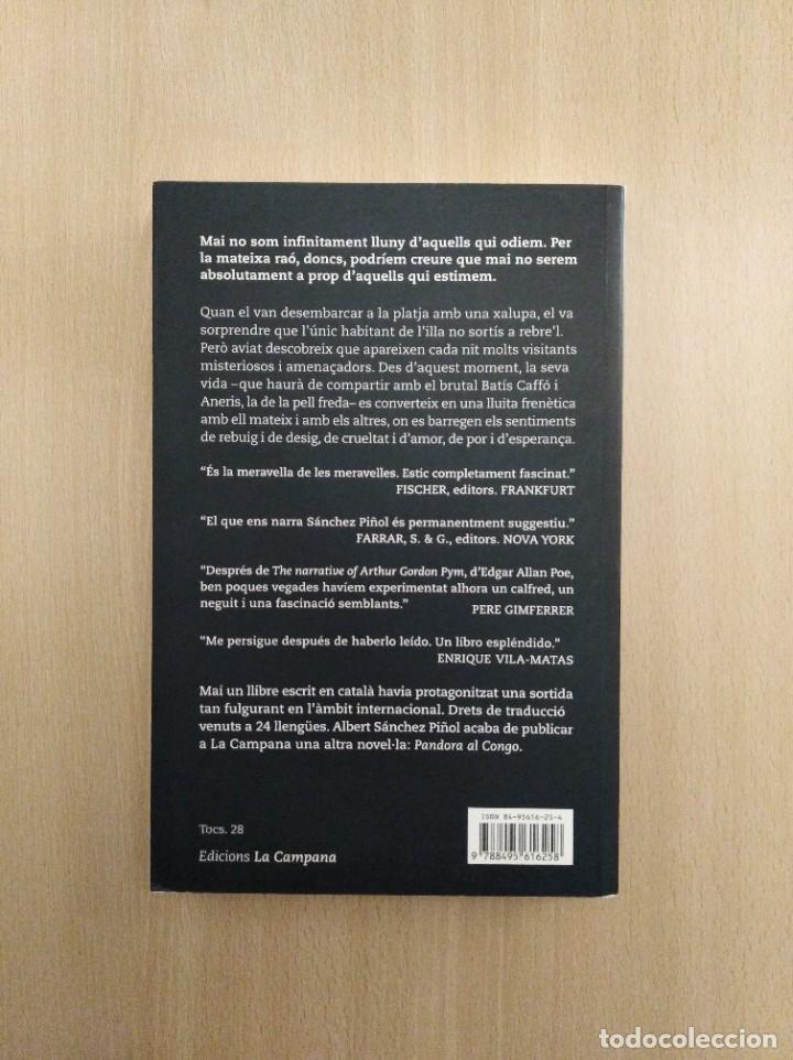Libros de segunda mano: LA PELL FREDA. Albert S&aacute;nchez Pi&ntilde;ol. Edici&oacute;n en Catal&aacute;n. - Foto 2