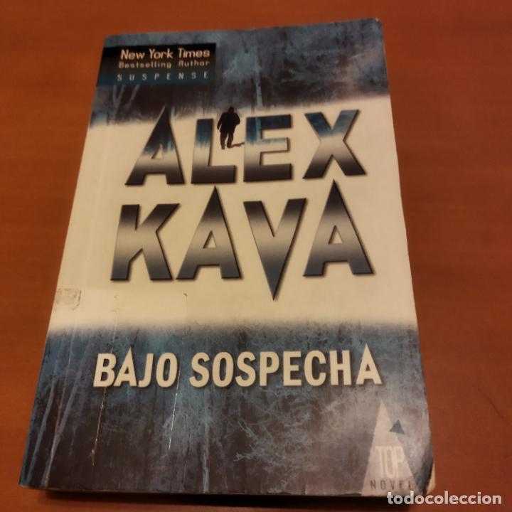 Libros de segunda mano: Bajo sospecha - Foto 1