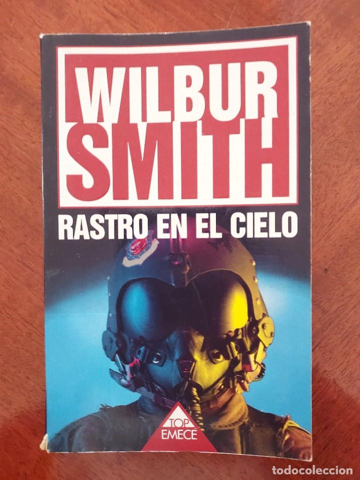 Libros de segunda mano: Rastro en el cielo de Wilbur Smith - Foto 1