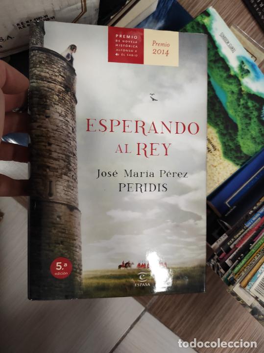 Libros de segunda mano: Esperando al rey.- Peridis - Foto 1