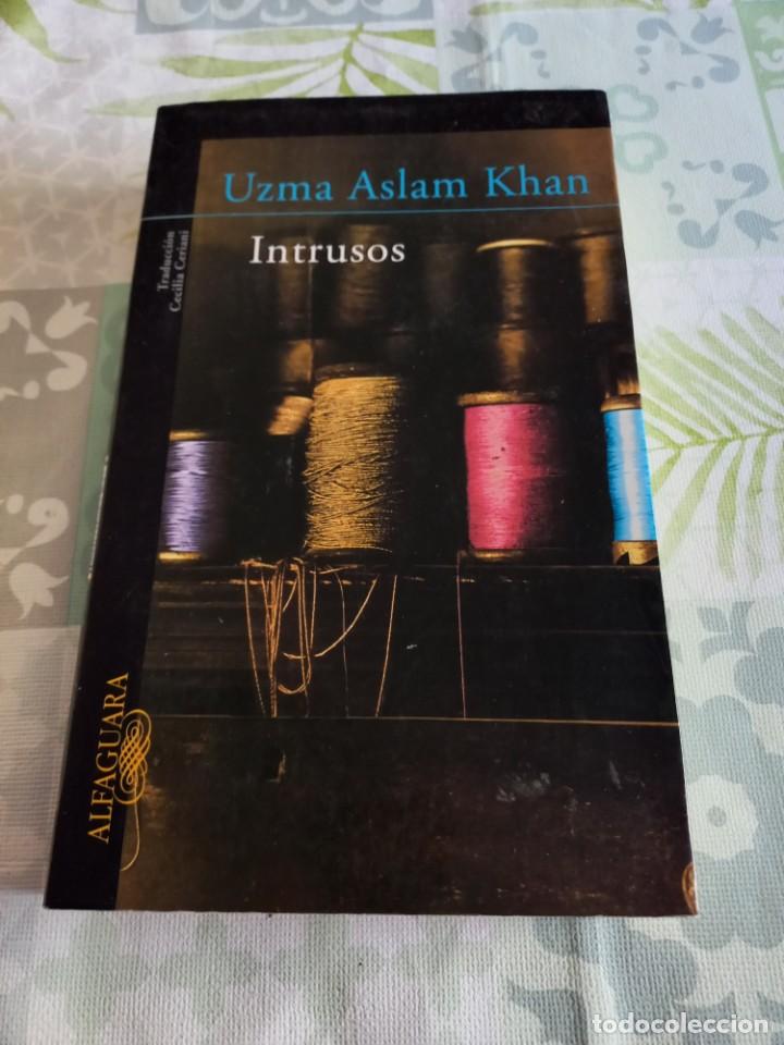 Libros de segunda mano: INTRUSOS - UZMA ASLAM KHAN - Foto 1