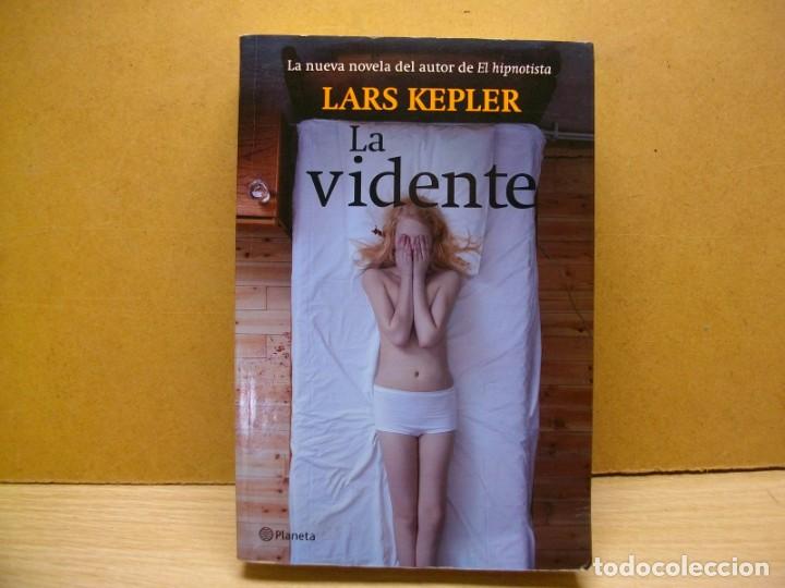 Libros de segunda mano: La vidente - Tapa blanda &ndash; 2012 de Lars Kepler - Foto 1