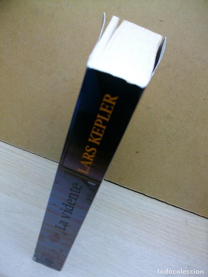 Libros de segunda mano: La vidente - Tapa blanda &ndash; 2012 de Lars Kepler - Foto 2