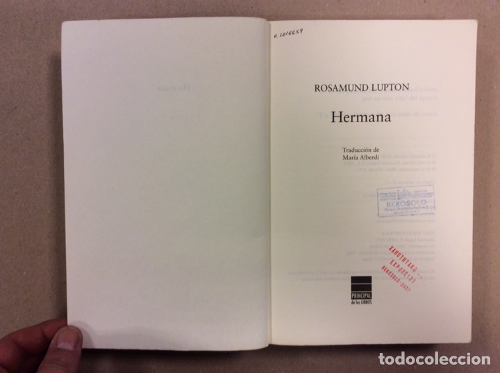 Libros de segunda mano: HERMANA. ROSAMUND LUPTON. PRINCIPAL DE LOS LIBROS 2011 - Foto 2