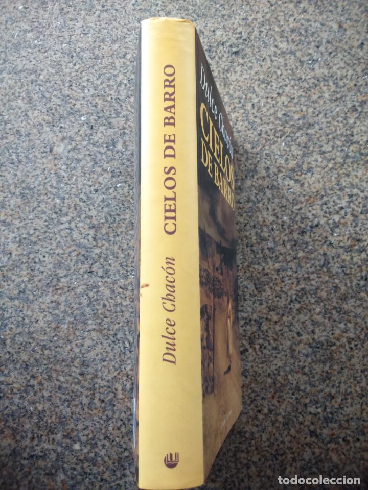 Libros de segunda mano: CIELOS DE BARRO -- DULCE CHACON -- CIRCULO 2001 -- - Foto 2
