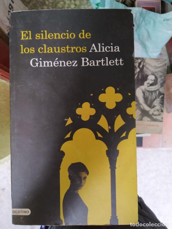 Libros de segunda mano: Alicia Gim&eacute;nez Bartlett - El silencio de los Claustros - Foto 1