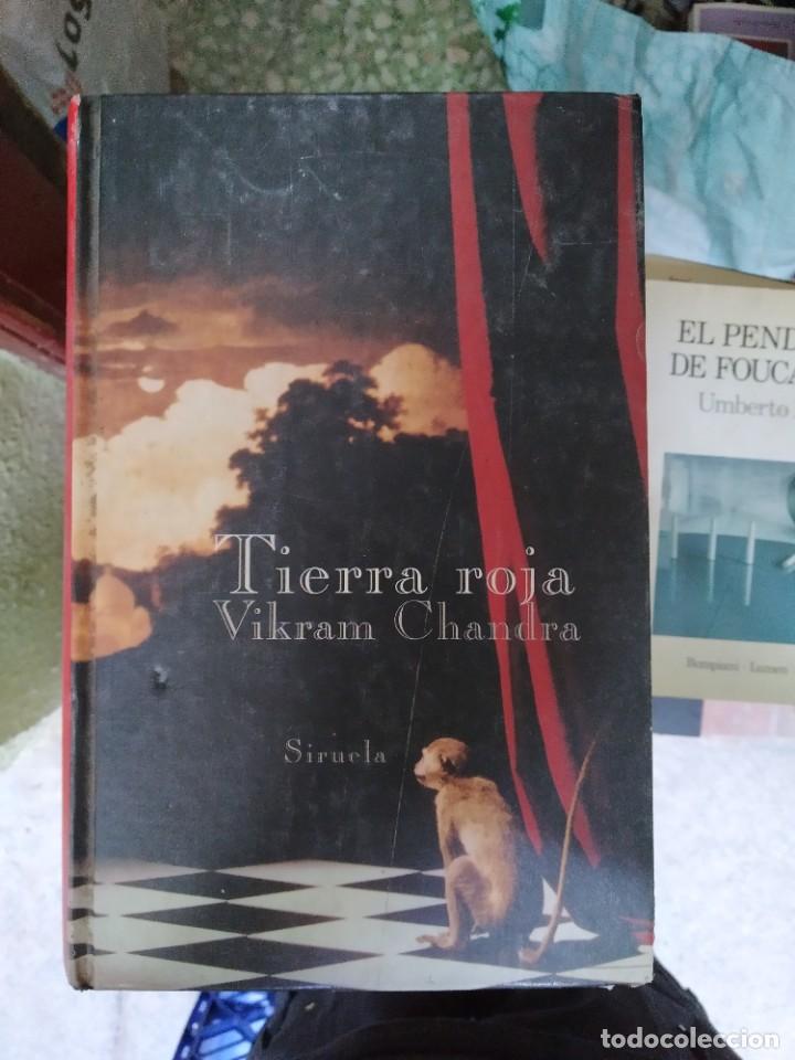 Libros de segunda mano: Vikram Chandra - Tierra Roja - Foto 1