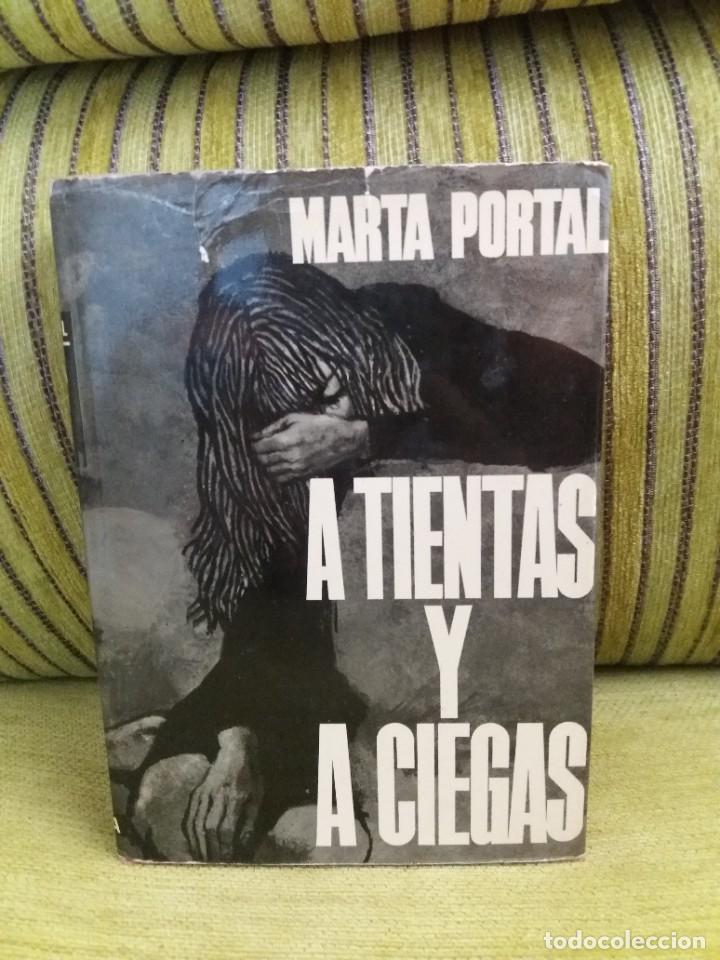 Libros de segunda mano: A TIENTAS Y A CIEGAS - Foto 1