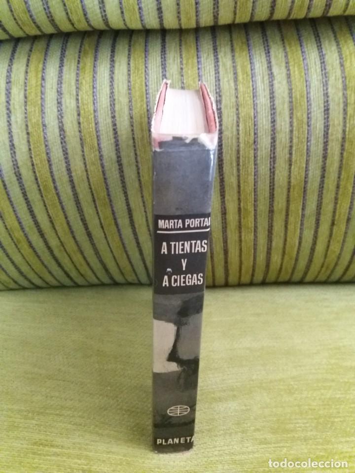 Libros de segunda mano: A TIENTAS Y A CIEGAS - Foto 2