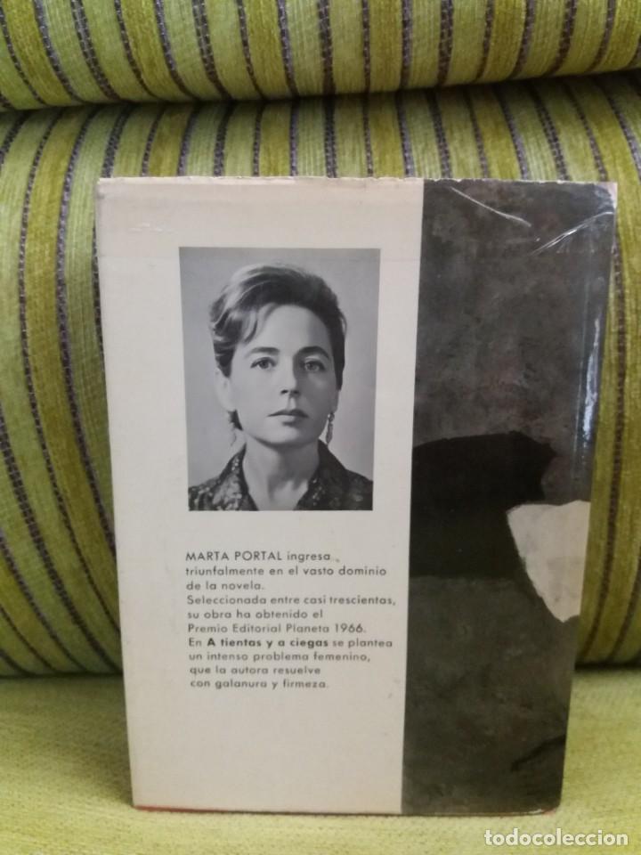 Libros de segunda mano: A TIENTAS Y A CIEGAS - Foto 3