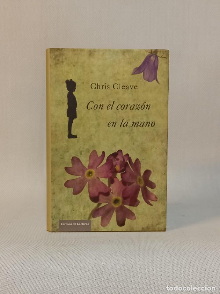 Libros de segunda mano: CHRIS CLEAVE. CON EL CORAZ&Oacute;N EN LA MANO. CIRCULO DE LECTORES. 2011 - Foto 1