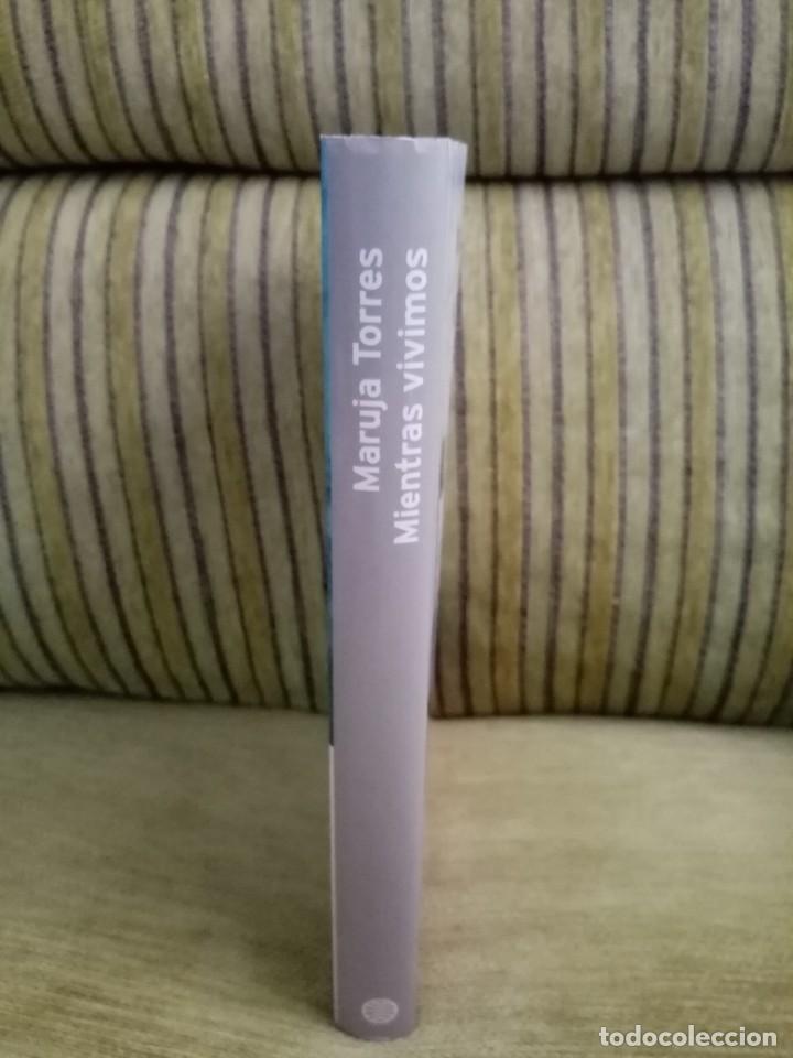 Libros de segunda mano: MIENTRAS VIVIMOS Maruja Torres - Foto 2