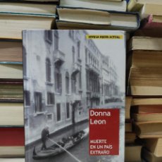 Libros de segunda mano: MUERTE EN UN PAÍS EXTRAÑO DONNA LEON