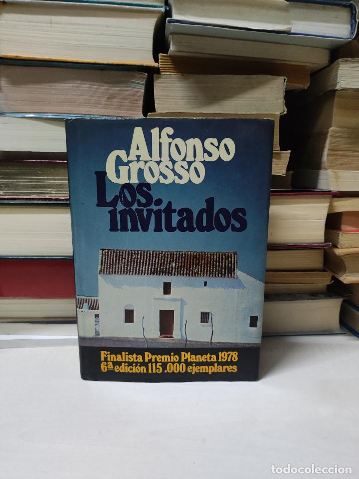 Libros de segunda mano: LOS INVITADOS ALFONSO GROSSO - Foto 1