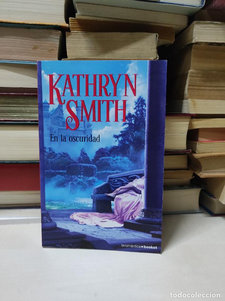 Libros de segunda mano: EN LA OSCURIDAD KATHRYN SMITH - Foto 1